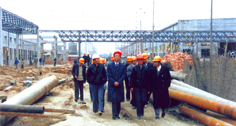 时任国家电子工业部副部长曾培炎视察陕西显像管总厂工程