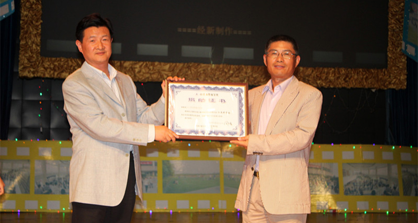 中国计量学院副校长宋明顺为李建军先生颁发江南奖学金捐助证书
